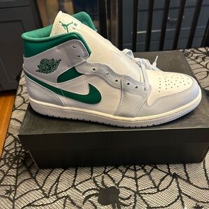Air Jordan 1  Summit White and Pine/Kelly Green 🦅